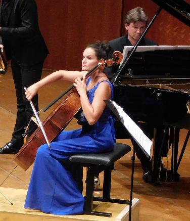 Raphaela Gromes praesentiert neues Romantic Cello Album 
